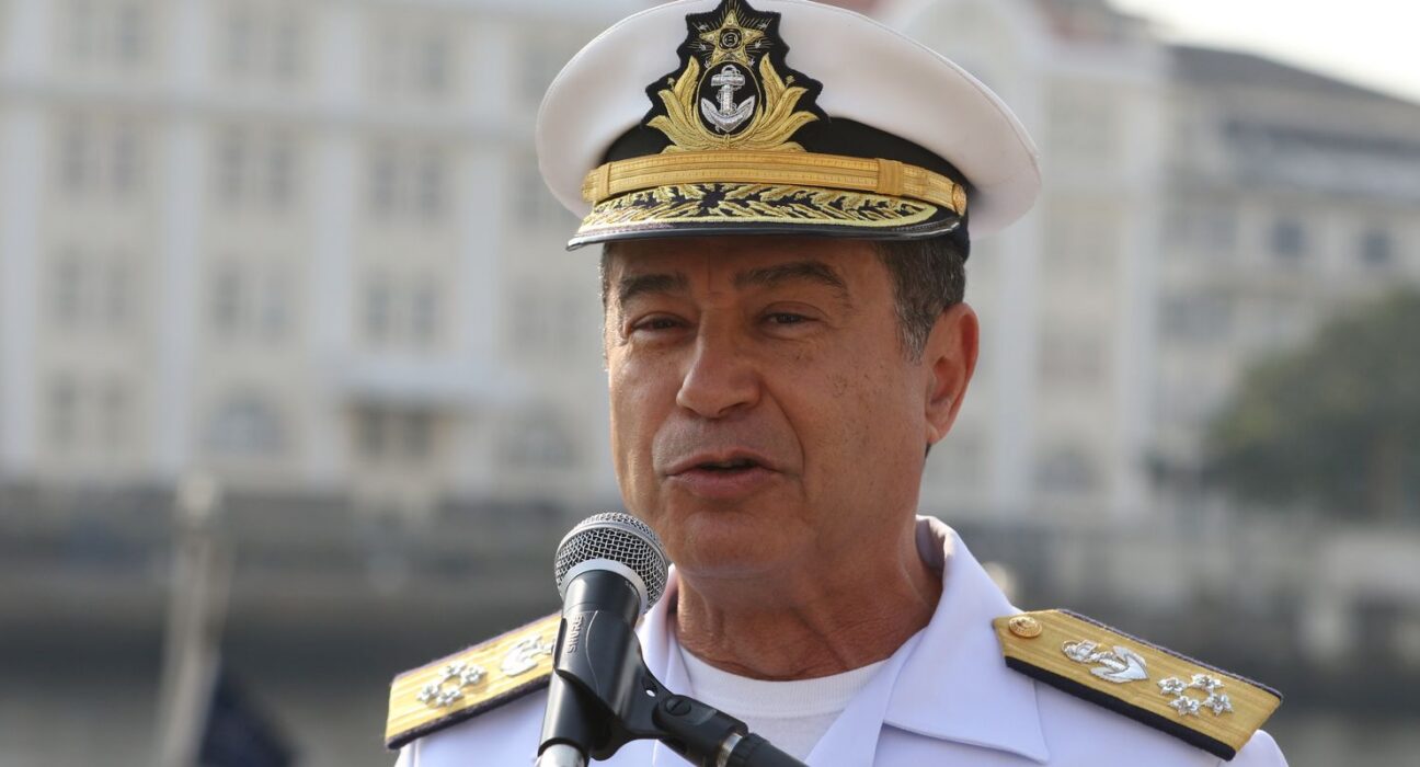 Almirante Gariner estava em academia quando foi preso pela PF