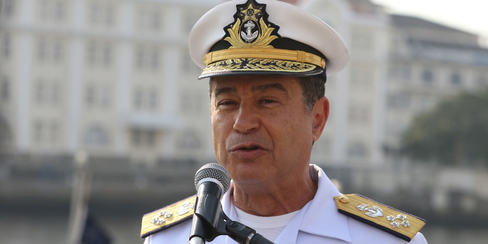 Almirante Garnier estava em academia quando foi preso pela PF