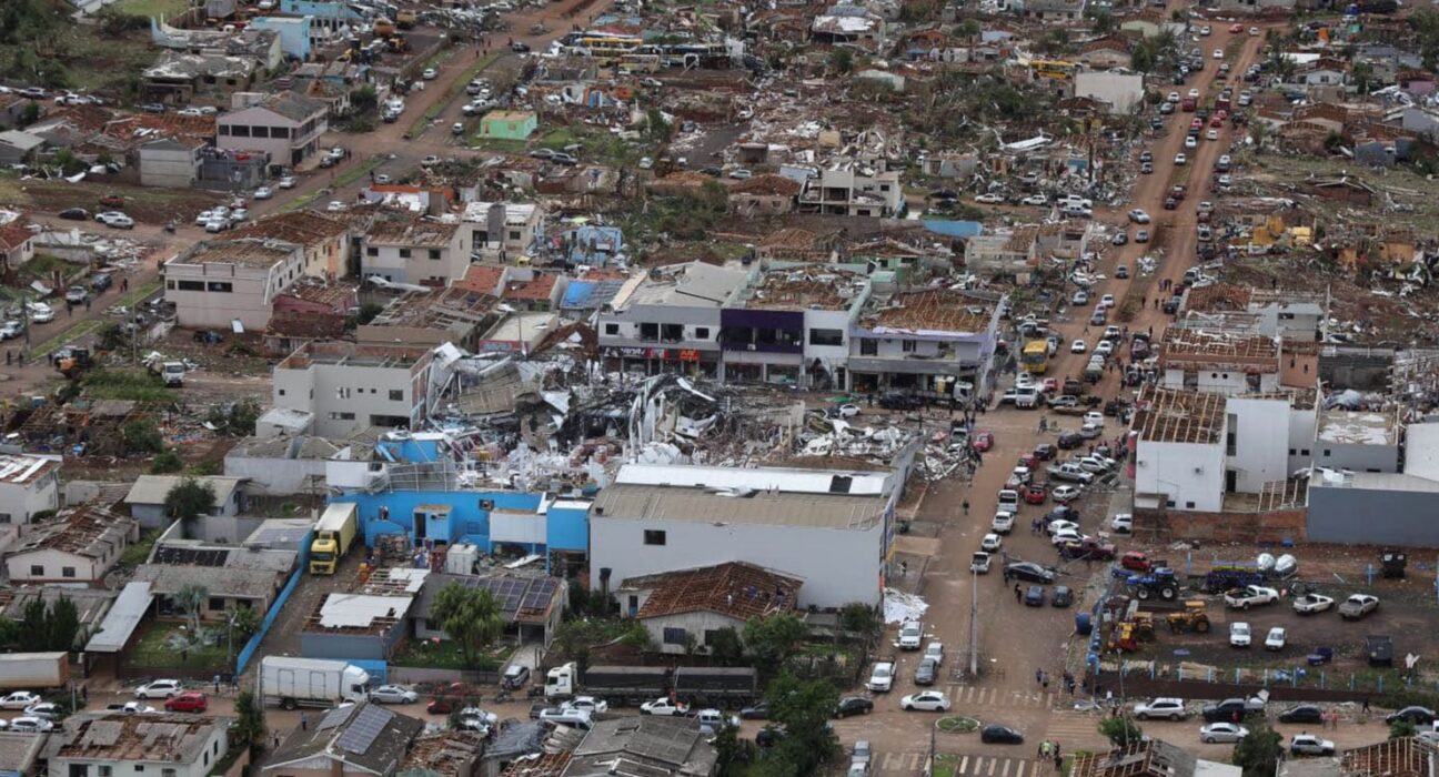 Cidade devastada por tornado tem 2 mil sem luz; 32 seguem internados
