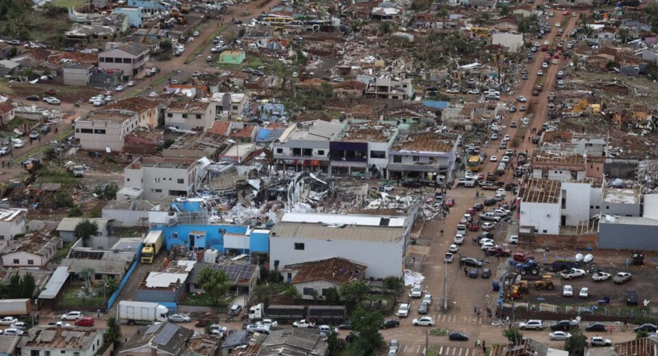 Cidade devastada por tornado tem 2 mil sem luz; 32 seguem internados
