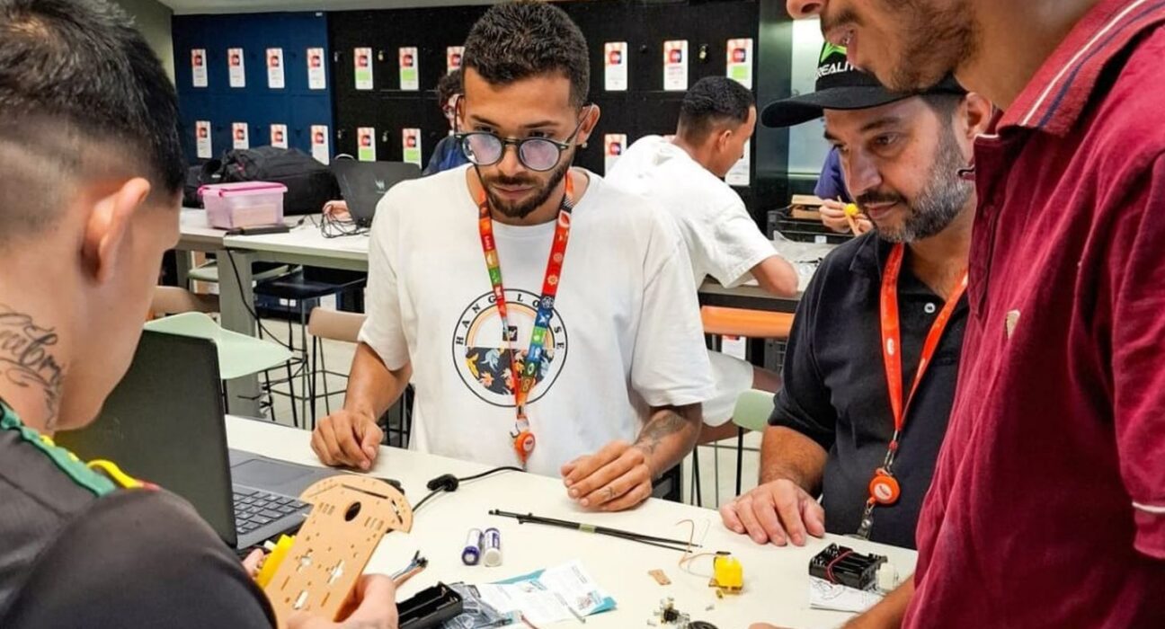 Projeto usa robótica para reintegrar jovens privados de liberdade