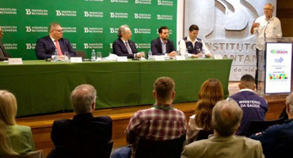 Ministro assina contrato para compra de vacina da dengue do Butantan