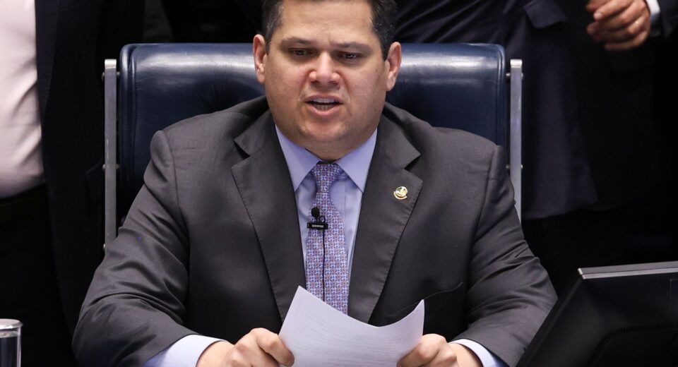 Alcolumbre cancela calendário para sabatina de Jorge Messias ao STF