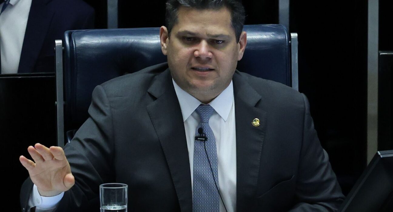 Alcolumbre critica decisão de Gilmar Mendes sobre impeachment no STF