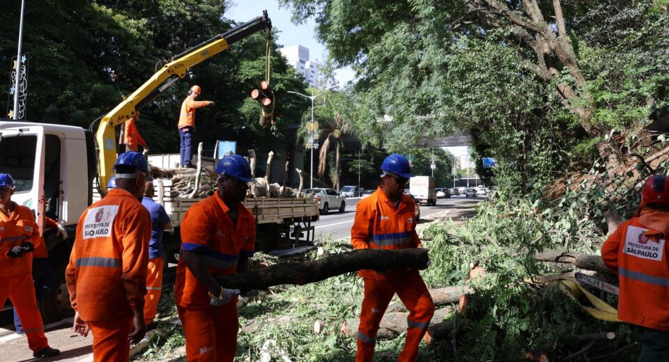 Há dois dias sem luz, moradores de São Paulo se adaptam e protestam