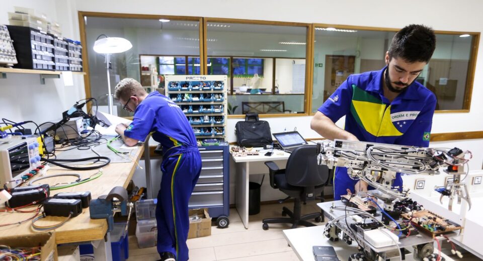 MEC regulamenta programa que fortalece formação profissional