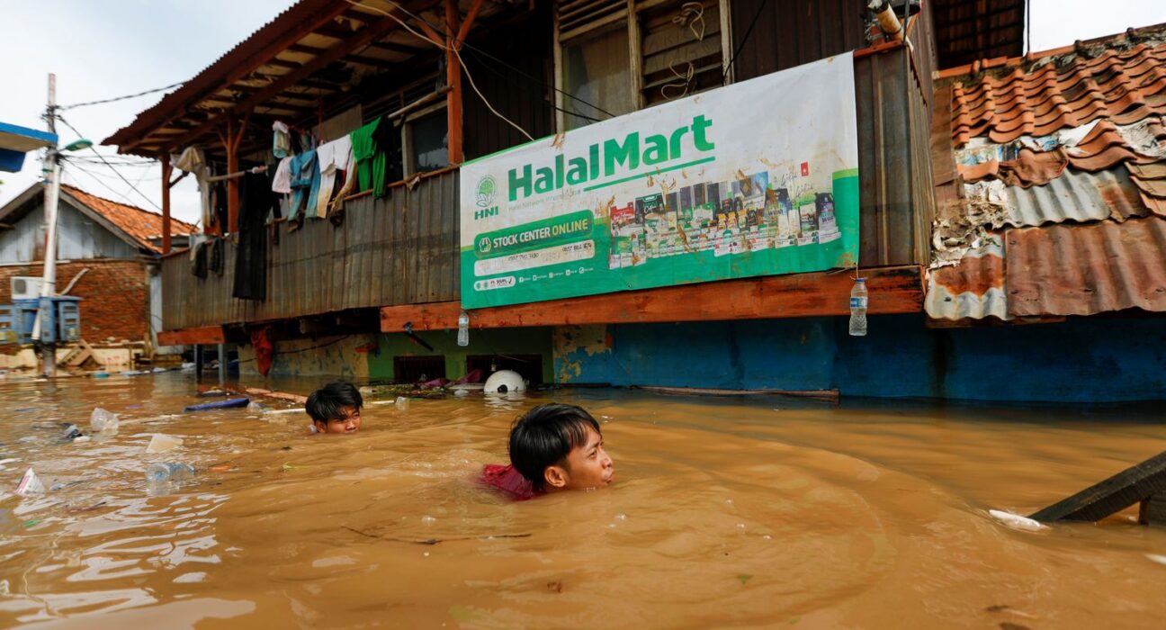 Mortes por enchentes na Ilha de Sumatra ultrapassam 900