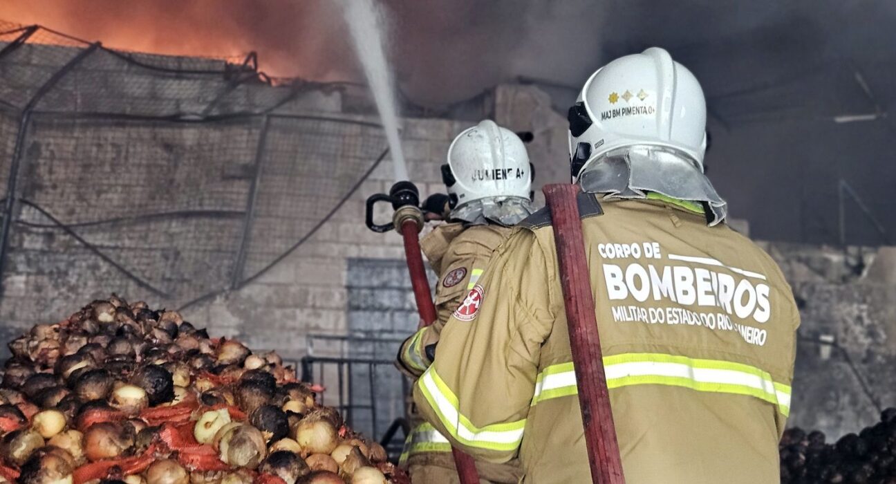 Incêndio de grandes proporções atinge Ceasa no Rio de Janeiro