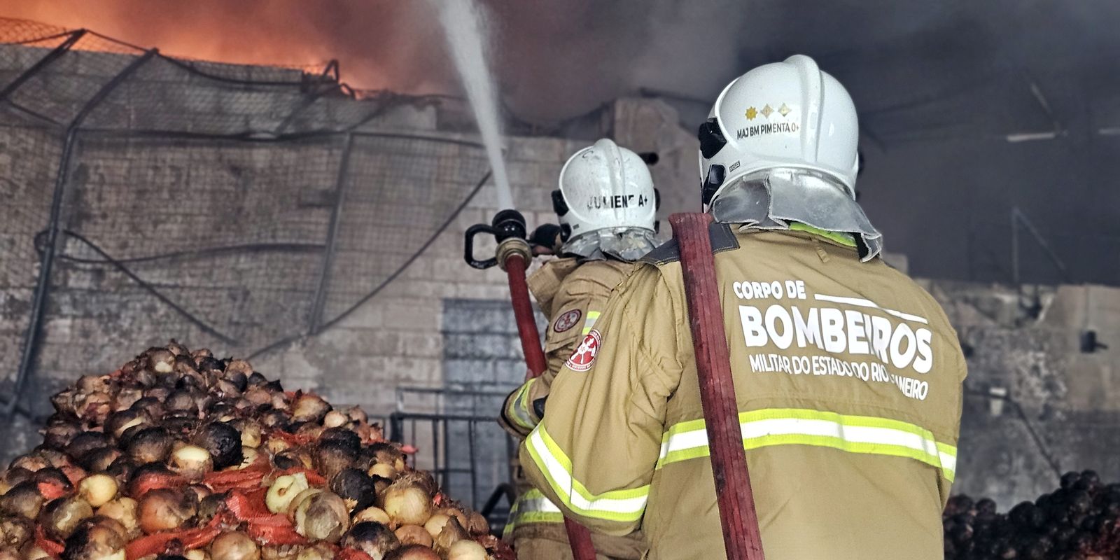 Incêndio de grandes proporções atinge Ceasa no Rio de Janeiro