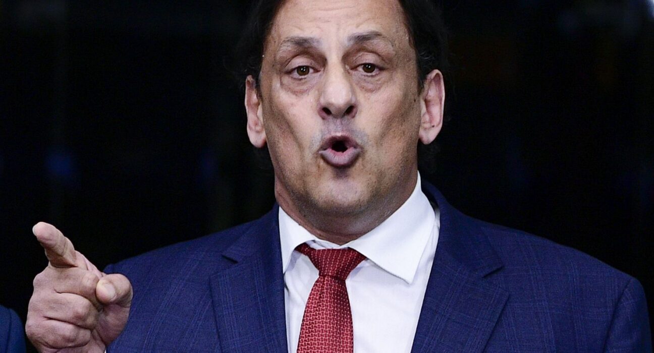 Ex-advogado de Bolsonaro é condenado por injúria racial