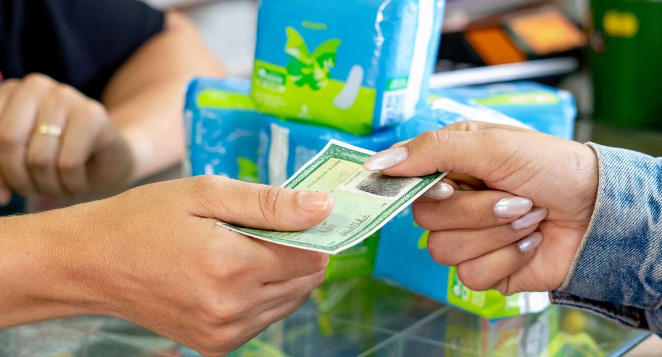 Beneficiárias recebem mensagens sobre retirada de absorventes no SUS