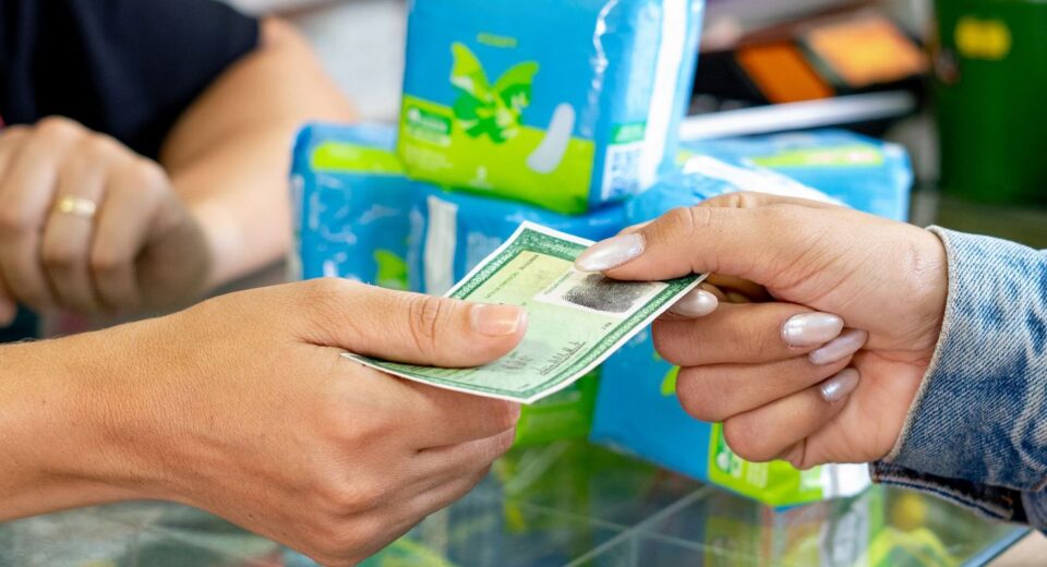 Beneficiárias recebem mensagens sobre retirada de absorventes no SUS