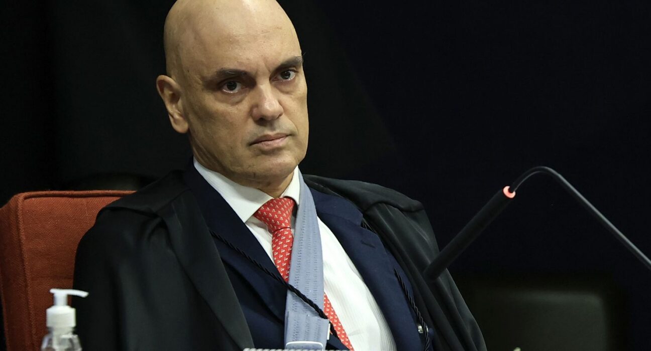 Moraes autoriza Bolsonaro a fazer cirurgia, mas nega prisão domiciliar
