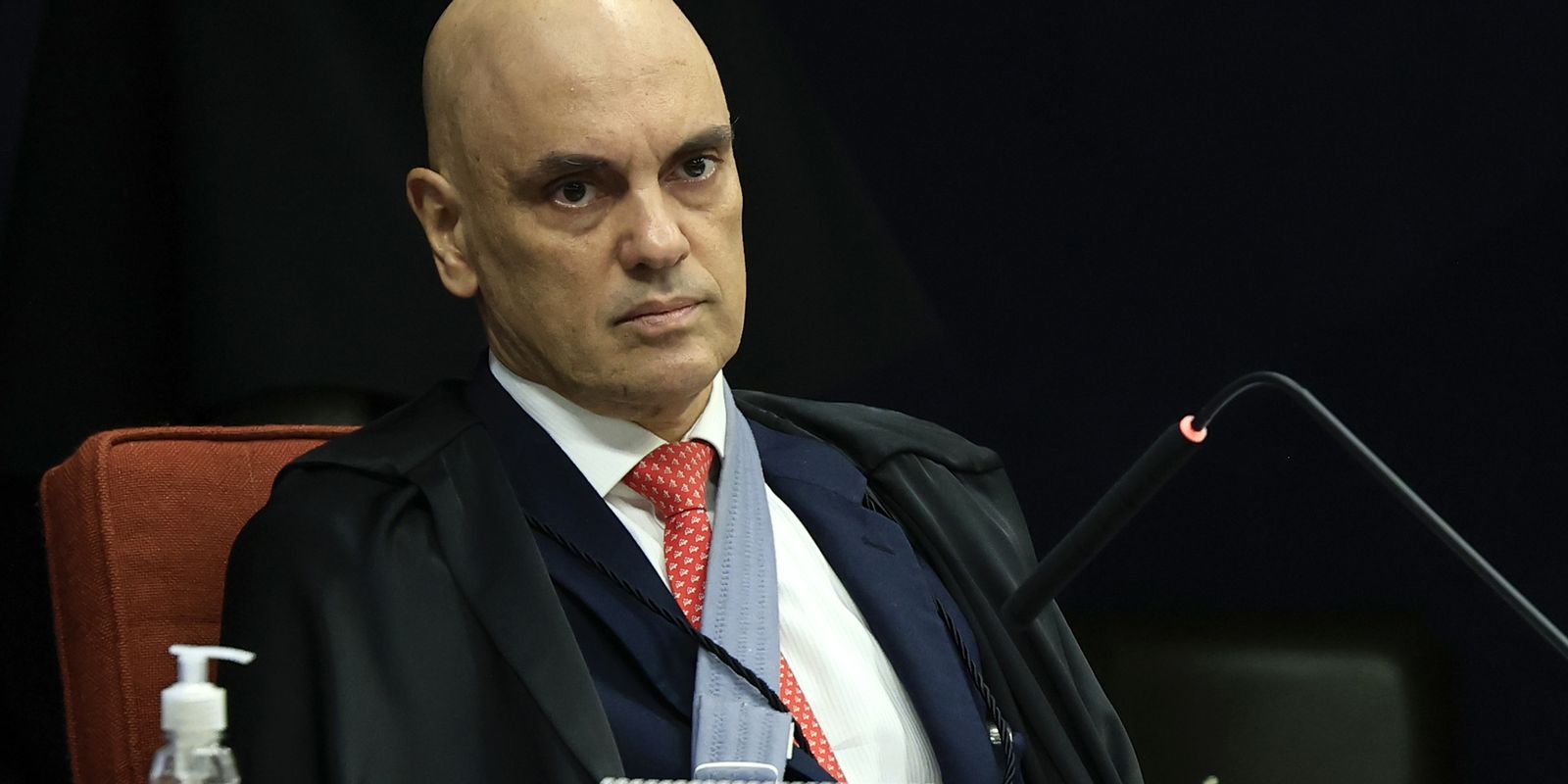 Moraes autoriza Bolsonaro a fazer cirurgia, mas nega prisão domiciliar