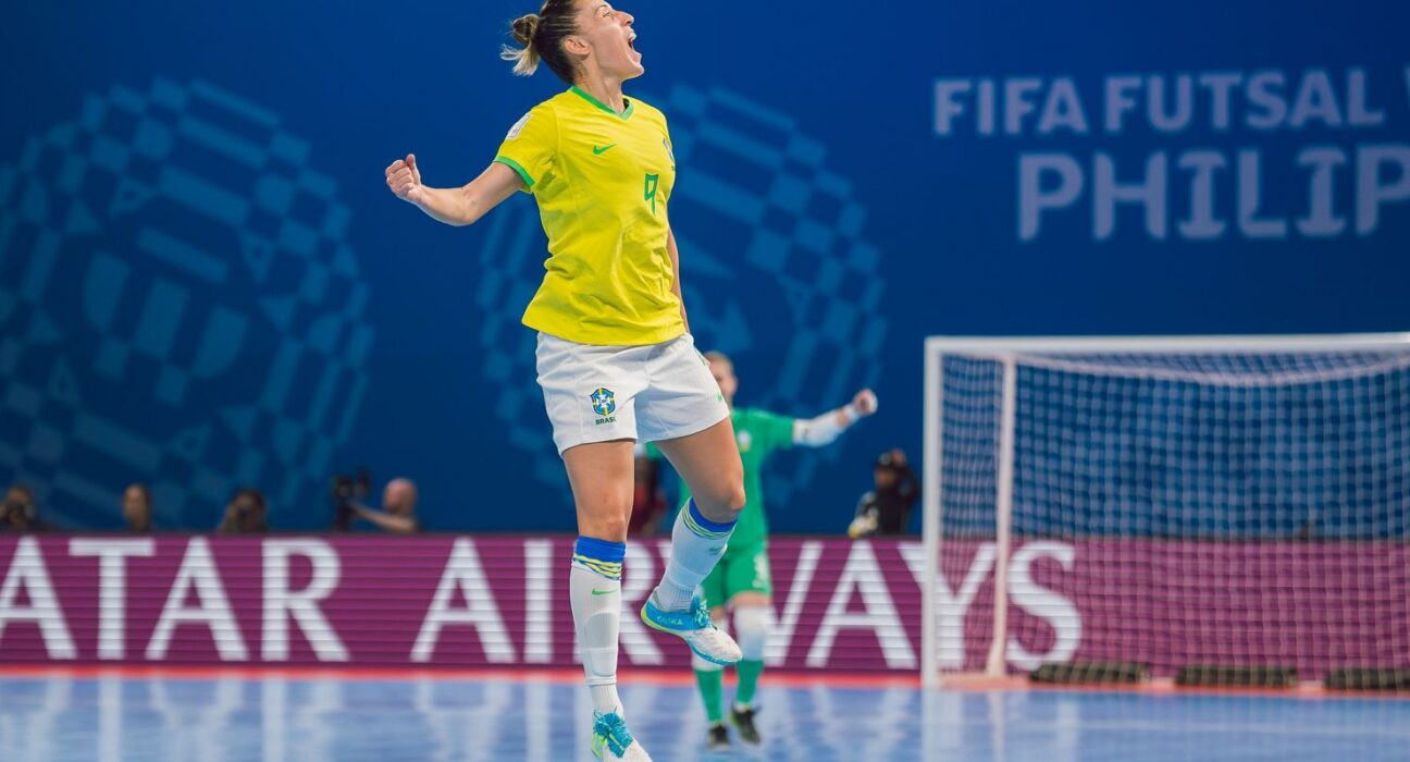 Brasil goleia e avança para semi da Copa do Mundo de futsal