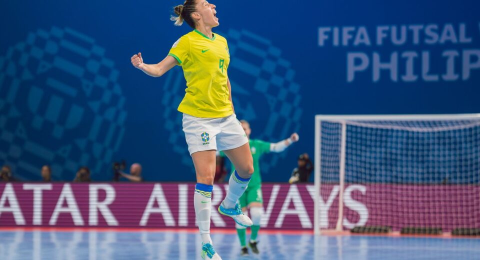 Brasil goleia e avança para semi da Copa do Mundo de futsal