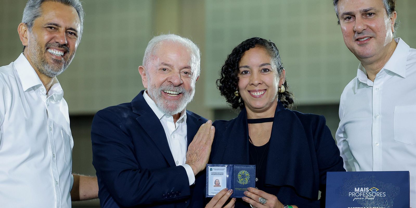 Lula entrega carteiras de docente a professores do Ceará