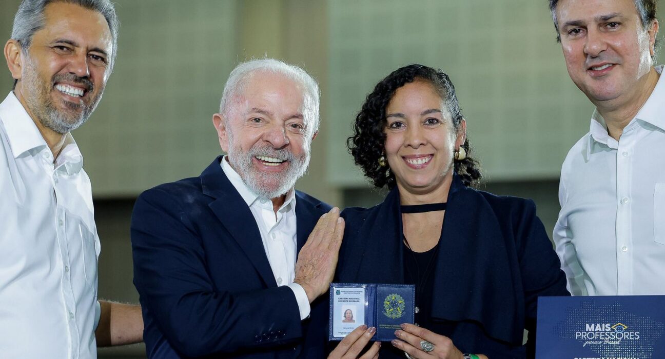 Carteira Docente é documento que valoriza profissão, diz professora