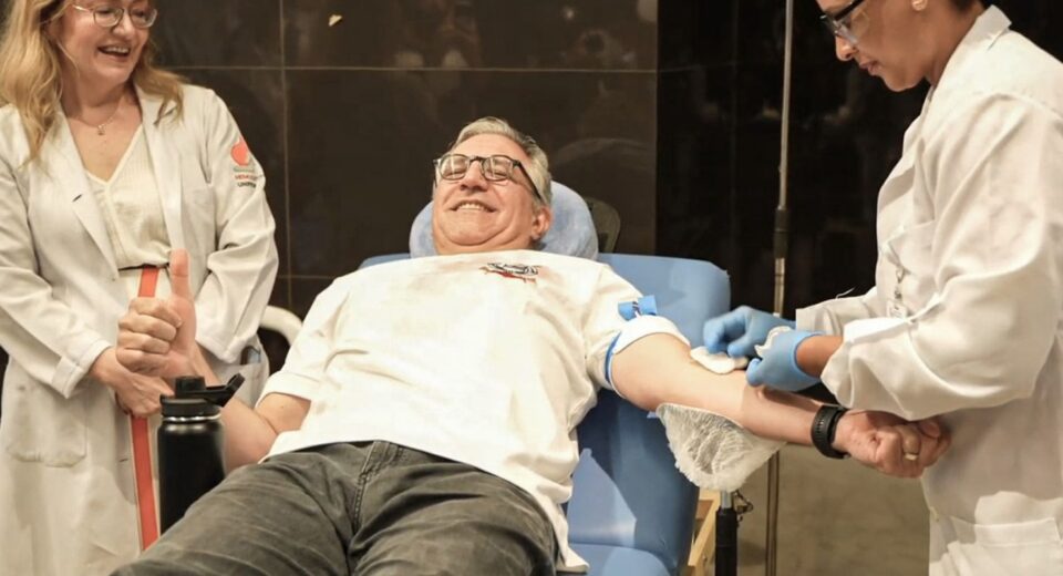 Padilha doa sangue e marca início da vacinação contra vírus sincicial