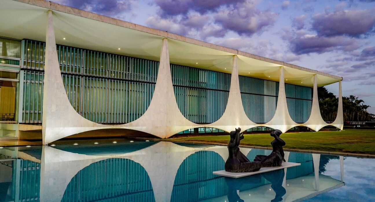 PF acha documentos no Alvorada e pede para interrogar Bolsonaro