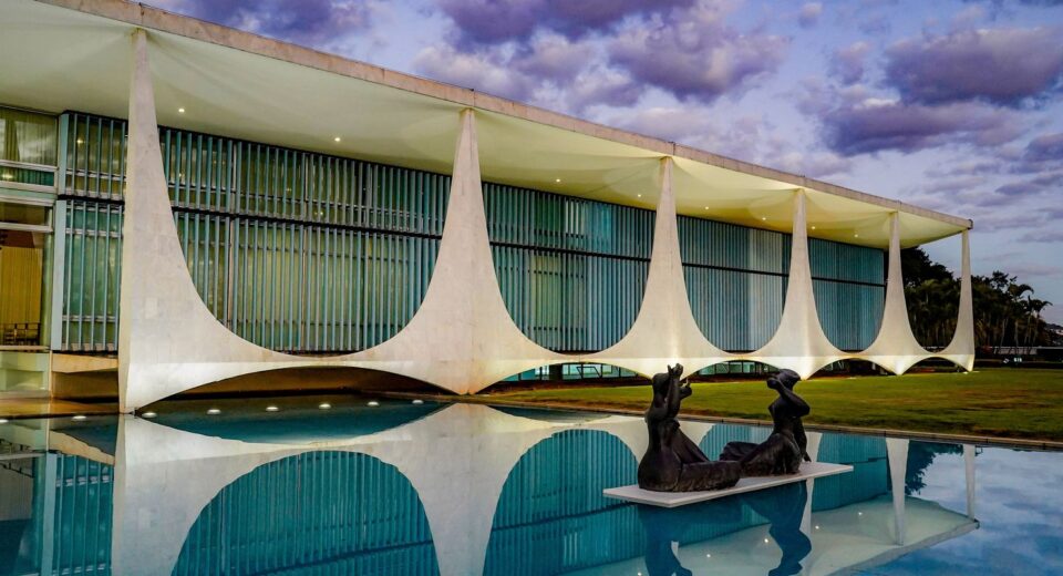 PF acha documentos no Alvorada e pede para interrogar Bolsonaro