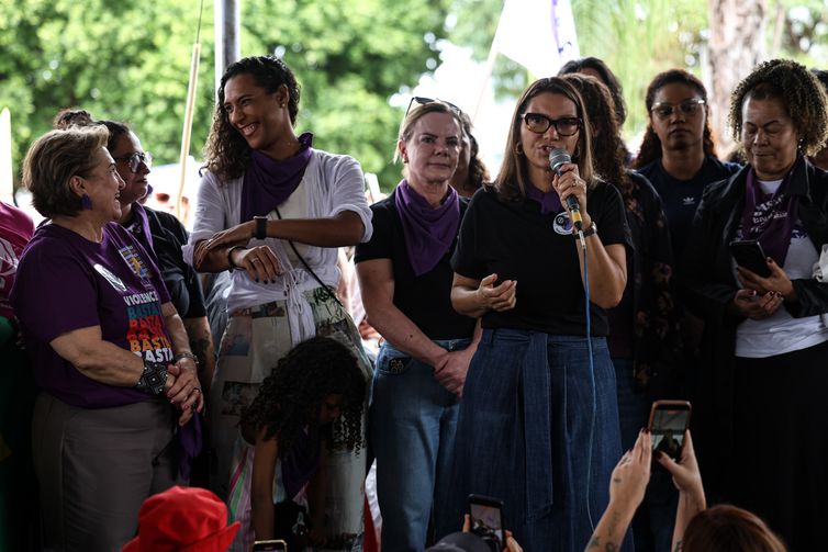 Brasília (DF), 07/12/2025 - Ministras e a primeira-dama, Janja Lula da Silva, durante ato do Levante Mulheres Vivas, na área central de Brasília, para denunciar o feminicídio e todas as formas de violência contra mulheres. Foto: Marcelo Camargo/Agência Brasil