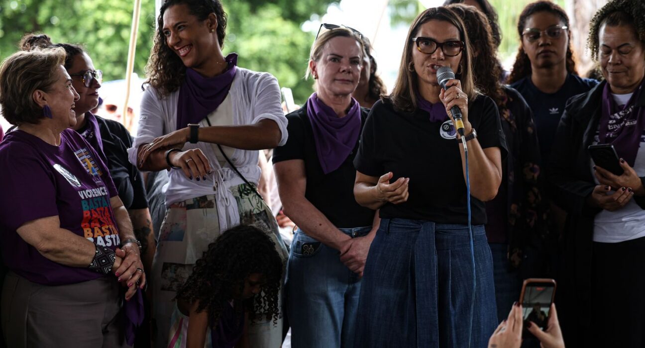 Ministras exaltam luta das mulheres em ato contra o feminicídio