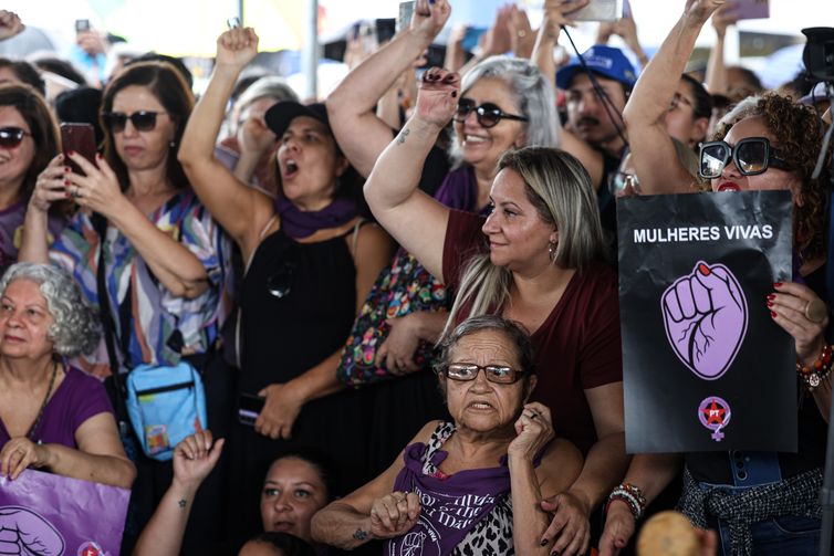 Brasília (DF), 07/12/2025 - O Levante Mulheres Vivas realiza ato na área central de Brasília para denunciar o feminicídio e todas as formas de violência contra mulheres. Foto: Marcelo Camargo/Agência Brasil