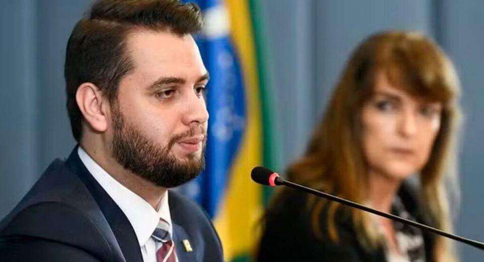 Moraes pede que Filipe Martins explique uso de rede social