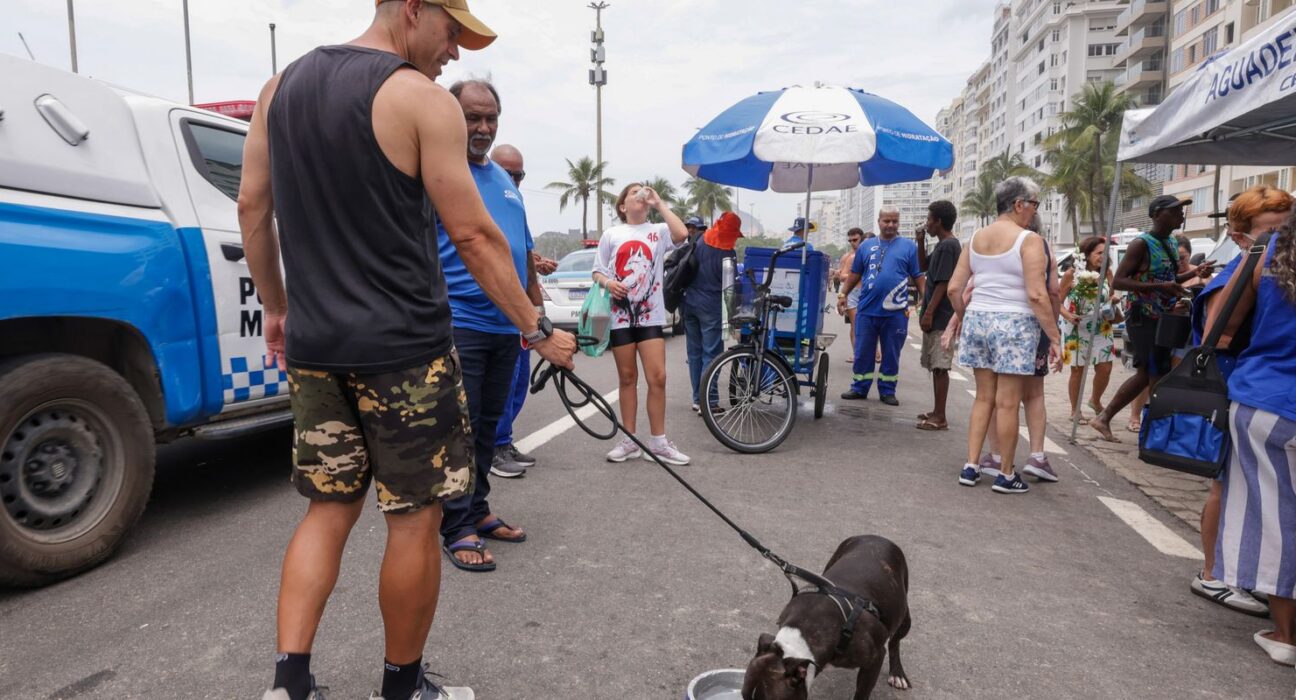 Cedae distribui água para hidratação no Rio