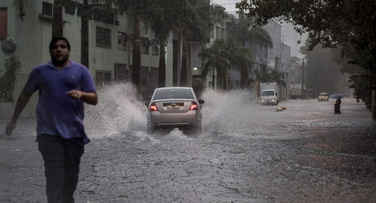 Capital paulista entra em estado de atenção com chuva e alagamento