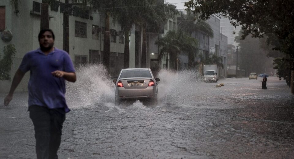 Capital paulista entra em estado de atenção com chuva e alagamento