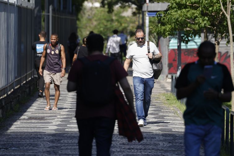 Rio de Janeiro (RJ), 26/12/2025 – Trabalhadores no centro da cidade em dia de calor no Rio de Janeiro. Foto: Fernando Frazão/Agência Brasil
