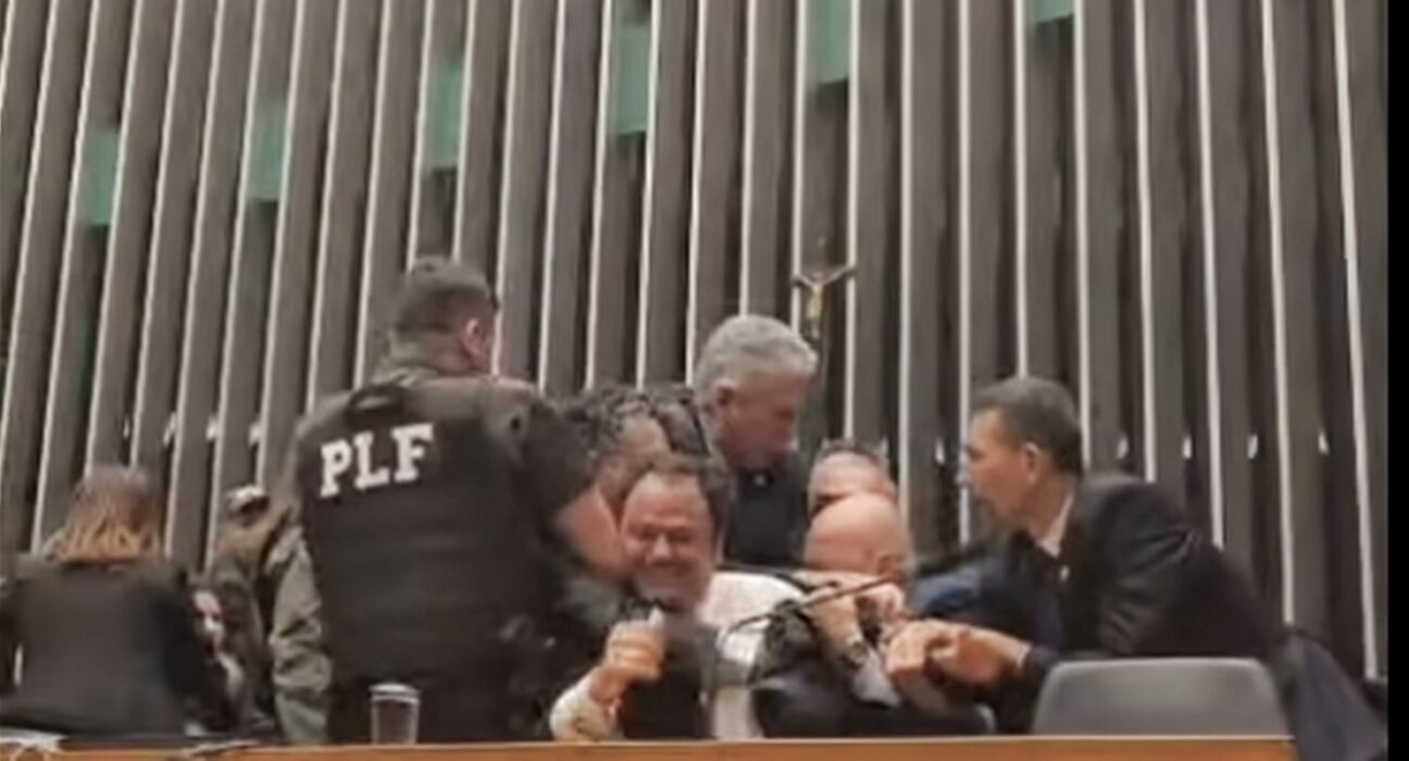 Entidades condenam retirada da imprensa na Câmara