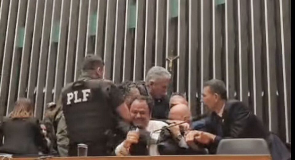 Entidades condenam retirada da imprensa na Câmara