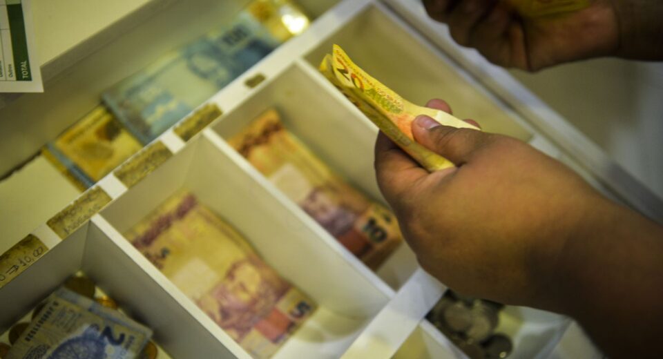 Inflação que reajusta o salário mínimo fecha em 4,18%