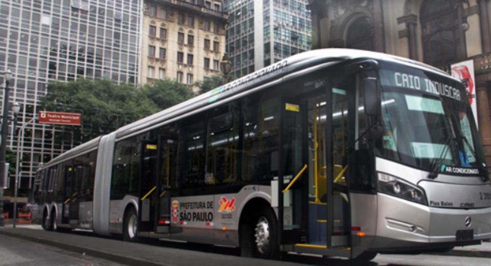 Sem receber 13º salário, motoristas de ônibus de SP entram em greve