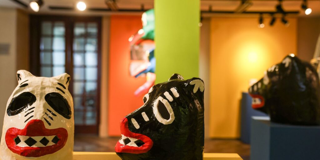 Tradição dos Juliōes na produção de máscaras de Olinda chega ao Rio