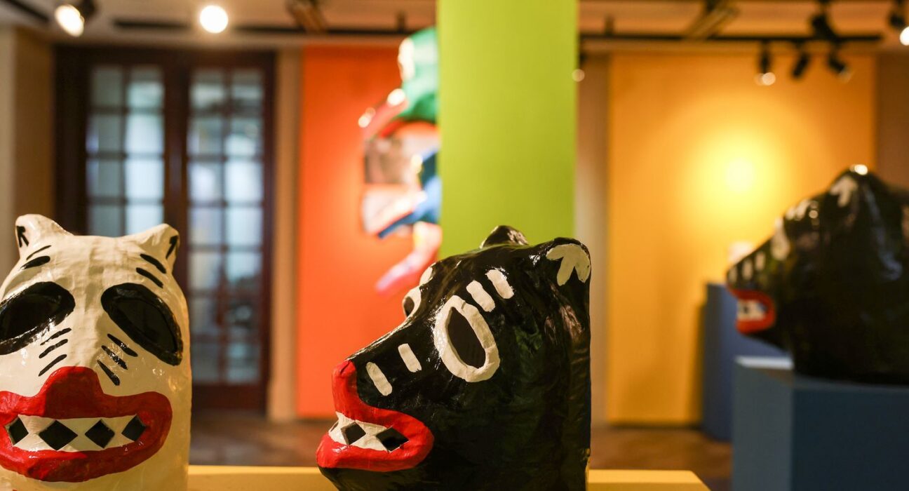 Tradição dos Juliōes na produção de máscaras de Olinda chega ao Rio