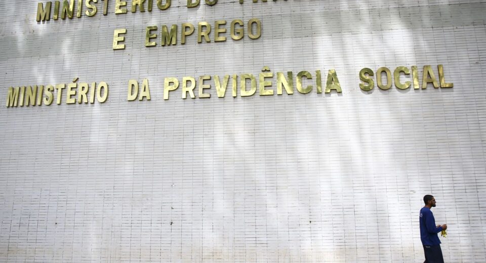 Brasil cria 85,8 mil vagas de trabalho em novembro