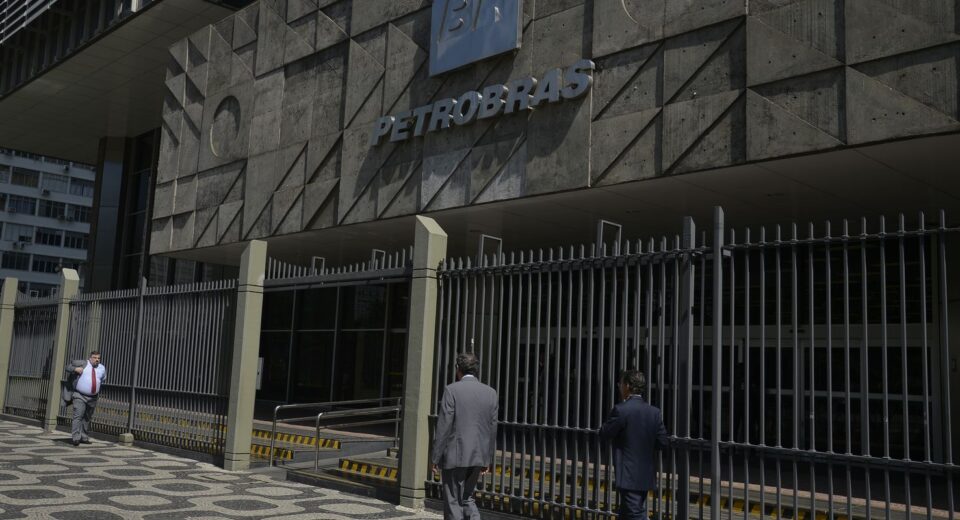 Petroleiros aprovam greve nacional a partir de segunda-feira