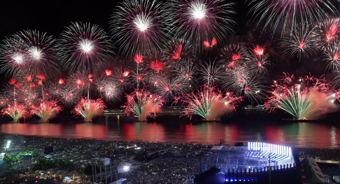 Bombeiros aprovam vistoria de balsas para fogos em Copacabana