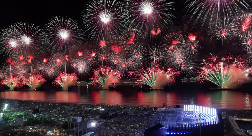 Bombeiros aprovam vistoria de balsas para fogos em Copacabana