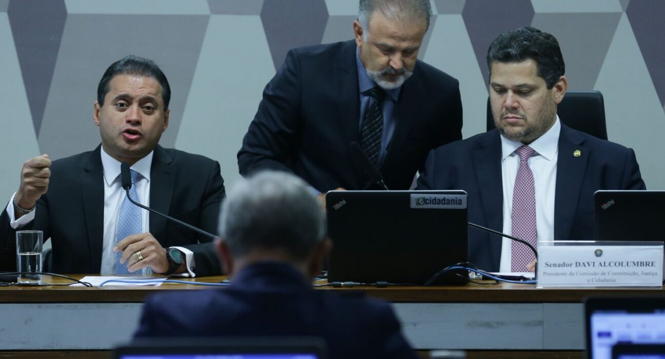 CCJ do Senado adia votação do PL do Impeachment para 2026