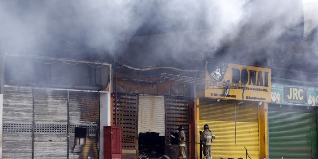 Incêndio no Ceasa/Rio está controlado; bombeiros trabalham no rescaldo