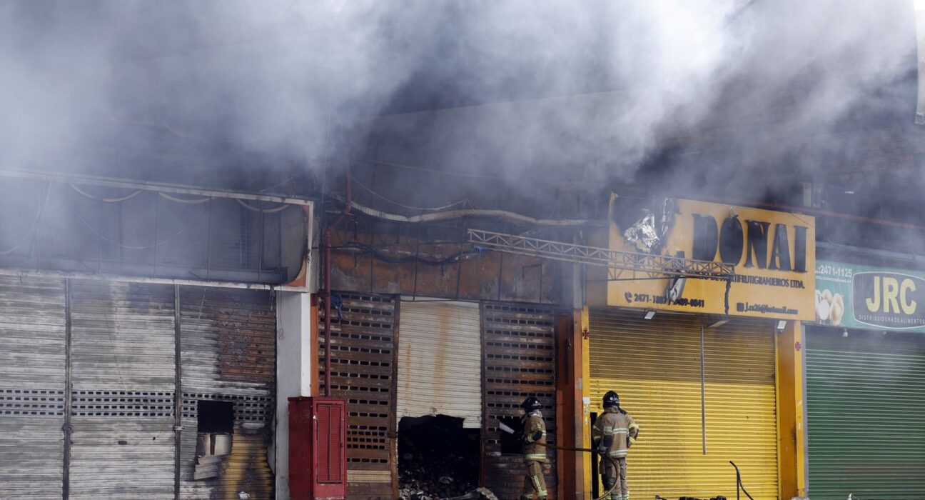 Incêndio no Ceasa/Rio está controlado; bombeiros trabalham no rescaldo