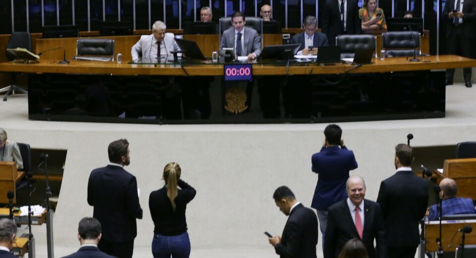 Câmara pode votar hoje projeto com novas regras para devedor contumaz