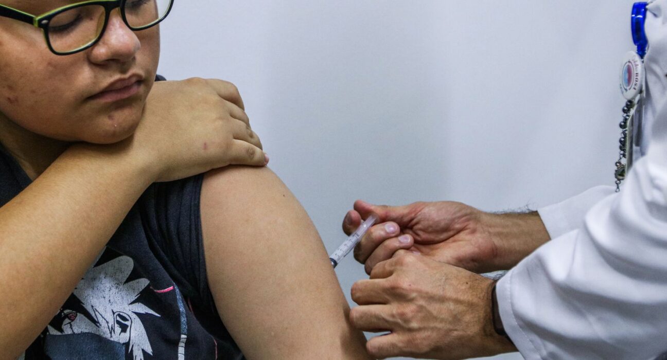 Jovens de 15 a 19 anos podem se vacinar contra HPV até junho de 2026