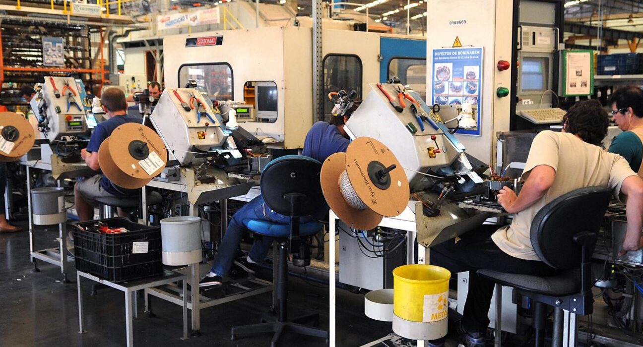 Produção industrial reverte queda e sobe 0,1% em outubro, mostra IBGE