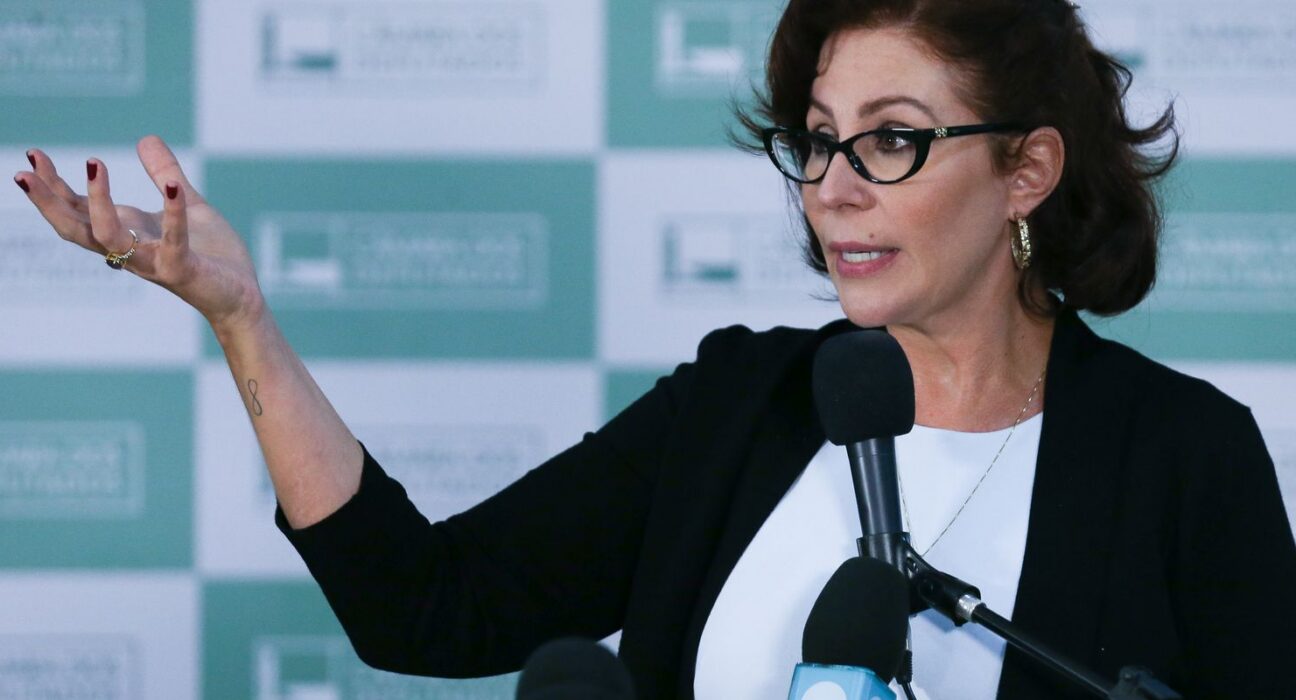 Carla Zambelli renuncia ao mandato; Câmara dará posse ao suplente